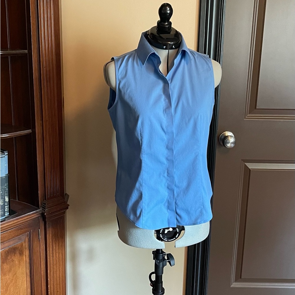 EUC Talbots Blue Sleeveless Fitted Button Down Top With Placket